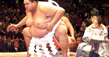 Весил 225 кг: легенда сумо Акебоно Таро умер в возрасте 54 лет