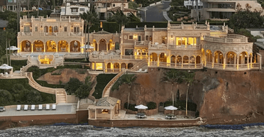 Версаль на скелі: мільярдер побудував палац із золотим оздобленням, печерами та особистим пляжем