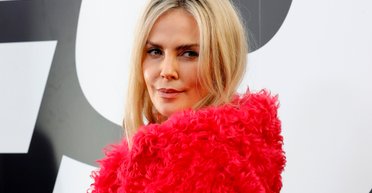 49-летняя Шарлиз Терон зарегистрировалась в приложении для знакомств (фото)