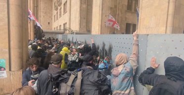Жесткие задержания и водометы в Тбилиси: в Грузии протестуют против закона об "иноагентах" (видео)