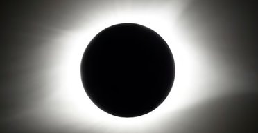 Сонце зникне для 32 млн осіб: чому сонячне затемнення цього року особливе (фото)