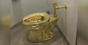 Золотой унитаз снова появится на публике: Sotheby's выставляет скульптуру на продажу за $10 миллионов