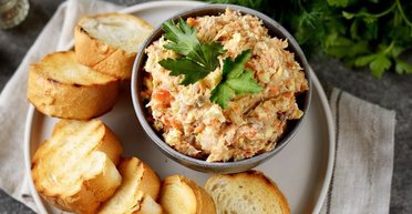 Закуска из селедки и плавленого сыра: рецепт вкусной и простой намазки