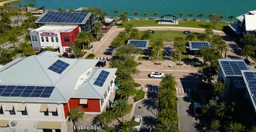 Величезна економія коштів: як живе перше місто, що працює на сонячній енергії (відео)