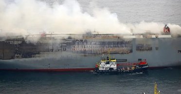 Пожар на судне в Нидерландах: сгоревший корабль c авто оттянули в безопасное место (видео)