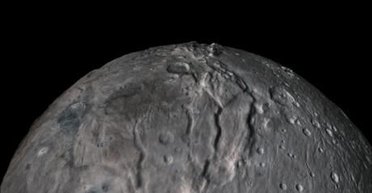 На поверхні найбільшого супутника Плутона виявлено несподівані хімічні речовини (фото)