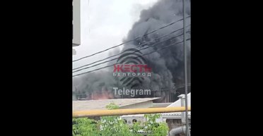 Дымит и искрит: на Белгородщине вспыхнул склад оккупантов (видео)