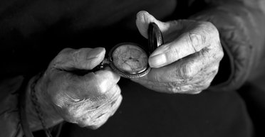 Ученые рассказали, почему во взрослом возрасте время летит так быстро