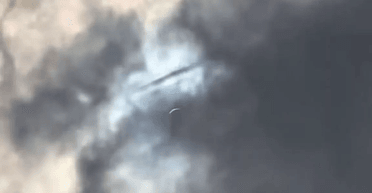 Люди кричали: під час сонячного затемнення в небі помітили НЛО (відео)