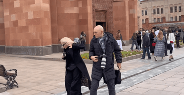Отмахивалась и хамила: 70-летняя Долина чуть не упала на похоронах Кеосаяна (видео)