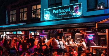 Захват заложников в кафе в Нидерландах: мужчина угрожает бомбой в сумке (фото)