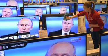 Бандеровцы и шпионы. Каким показывают Крым в российских агитках