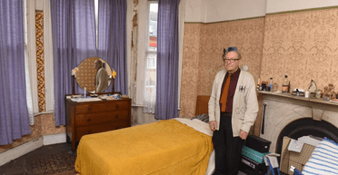 Терпит холод: мужчина более 60 лет ничего не меняет в доме ради "счастливых" воспоминаний