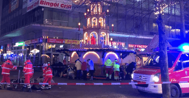 На рождественской ярмарке в Германии автомобиль въехал в толпу людей: много пострадавших (видео)