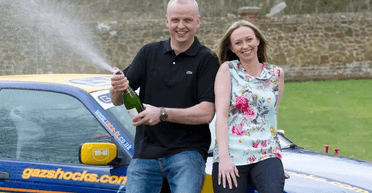 Стало нудно: механік, який виграв 108 млн фунтів у лотерею, просто дивиться телевізор (фото)