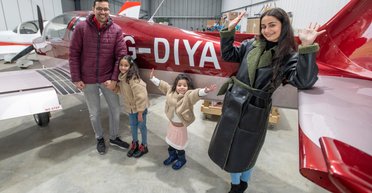 Собрал по роликам в YouTube: британский инженер сделал самолет и путешествует по миру (фото)