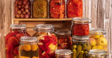 Які зимові заготовки допоможуть пережити блекаут: лайфхаки консервації (відео)