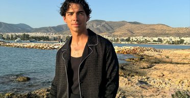 Не Демі Мур: Джо Джонас із загадковою брюнеткою відпочиває в Греції