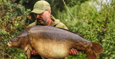 "Сразу узнал": рыбак поймал рыбу, которую 30 лет назад отпустил обратно в воду (фото)