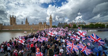 Протесты против мигрантов в Британии: более 150 тысяч человек вышли на улицы Лондона (фото)