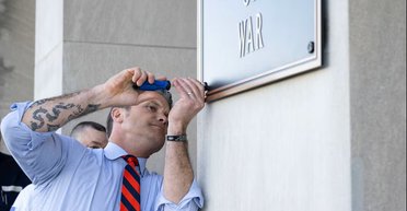 Официально "Министерство войны": Пит Хегсет лично заменил таблички в Пентагоне (видео)