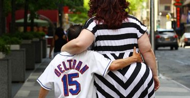 Соціально активна женщіна. Якось вона викрила політичний заколот на районі