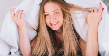 Мешают, путаются и пушатся: 5 способов защитить волосы во время сна
