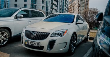 Німецький американець: у Києві помітили заряджений седан від General Motors (фото)