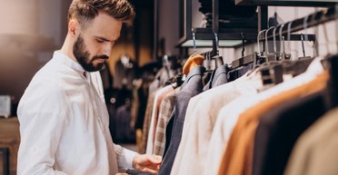 Невероятная удача: брендовый пиджак из секонд-хенда принес мужчине неожиданный доход (фото)