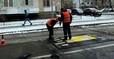 В Киеве появился "лежачий полицейский" нового типа: в чем его особенность