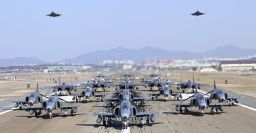 На очах у Пхеньяна: у Південній Кореї організували "прогулянку слонів" за участю F-35A (відео)