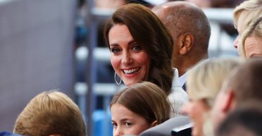 Онкохвору Кейт Міддлтон помітили на прогулянці з дітьми та чоловіком