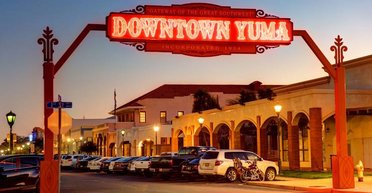 Выйти на улицу можно только ночью: как живут люди в самом солнечном городе в мире (фото)