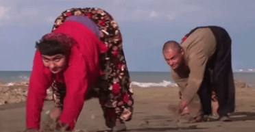 "Відсутня ланка": незвичайна сім'я, яка ходить навкарачки, вразила світ (відео)