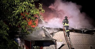 Обломки дронов упали на жилой дом и детский сад в Киеве, — КГВА