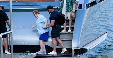 Элтон Джон "засветился" на яхте: его прогулка вызвала беспокойство — что смутило поклонников (фото)