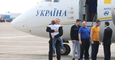 День слез и радости. Фоторепортаж: как Украина встретила вернувшихся из российского плена