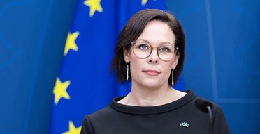 "Спасибо всем": главу МИД Швеции в парламенте забросали помидорами пропалестинские активисты