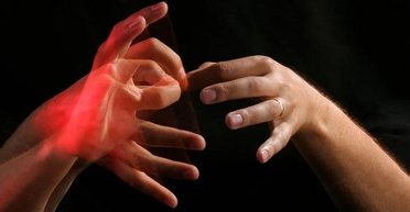 Дерусифицируют язык жестов: украинцы стали использовать международный знак "спасибо"