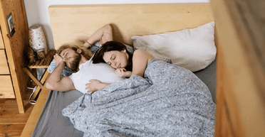 С партнером или без. Ученые обнаружили, что сон в компании имеет неожиданные преимущества