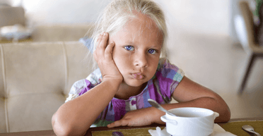 Стала весить 8 кг: в Польше родители посадили собственного ребенка на "фруктовую диету"