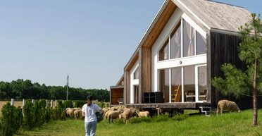 Життя з нуля: подружжя перетворило занедбану ферму на будинок мрії — скільки вони витратили