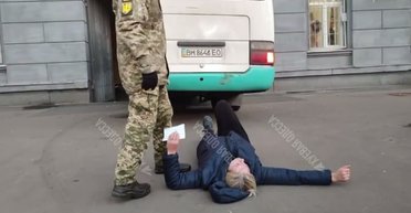 В Одессе женщина устроила "лежачий" протест под ТЦК: что произошло (видео)