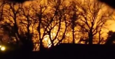 В Крыму прогремели взрывы: горит нефтебаза в Феодосии, возможны прилеты по аэродромам (видео)