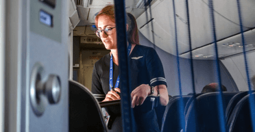 Пасажирка літака втекла від сусіда і пересіла до стюардес: що трапилося на борту