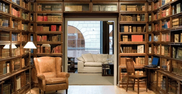 "Припадала пилом": чоловік знайшов вдома книжку, яка принесла йому 76 тисяч доларів (фото)