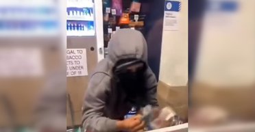 Лондонский "Робин Гуд": в супермаркете вор разбрасывался деньгами во время ограбления (фото)