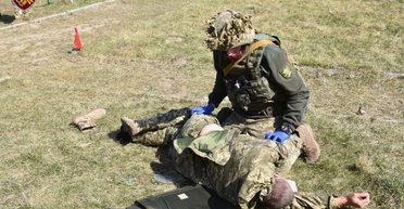 "Медлить нельзя": как боевой медик спасает жизни на поле боя