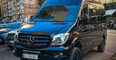 Роскошная "маршрутка": в Киеве заметили эксклюзивный Mercedes Sprinter за $200 000 (фото)
