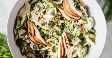 Вітамінний салат із селери, груші та фундука: дуже смачно і корисно